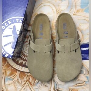 NWT Women's Taupe Suede Birkenstock Boston Shoes